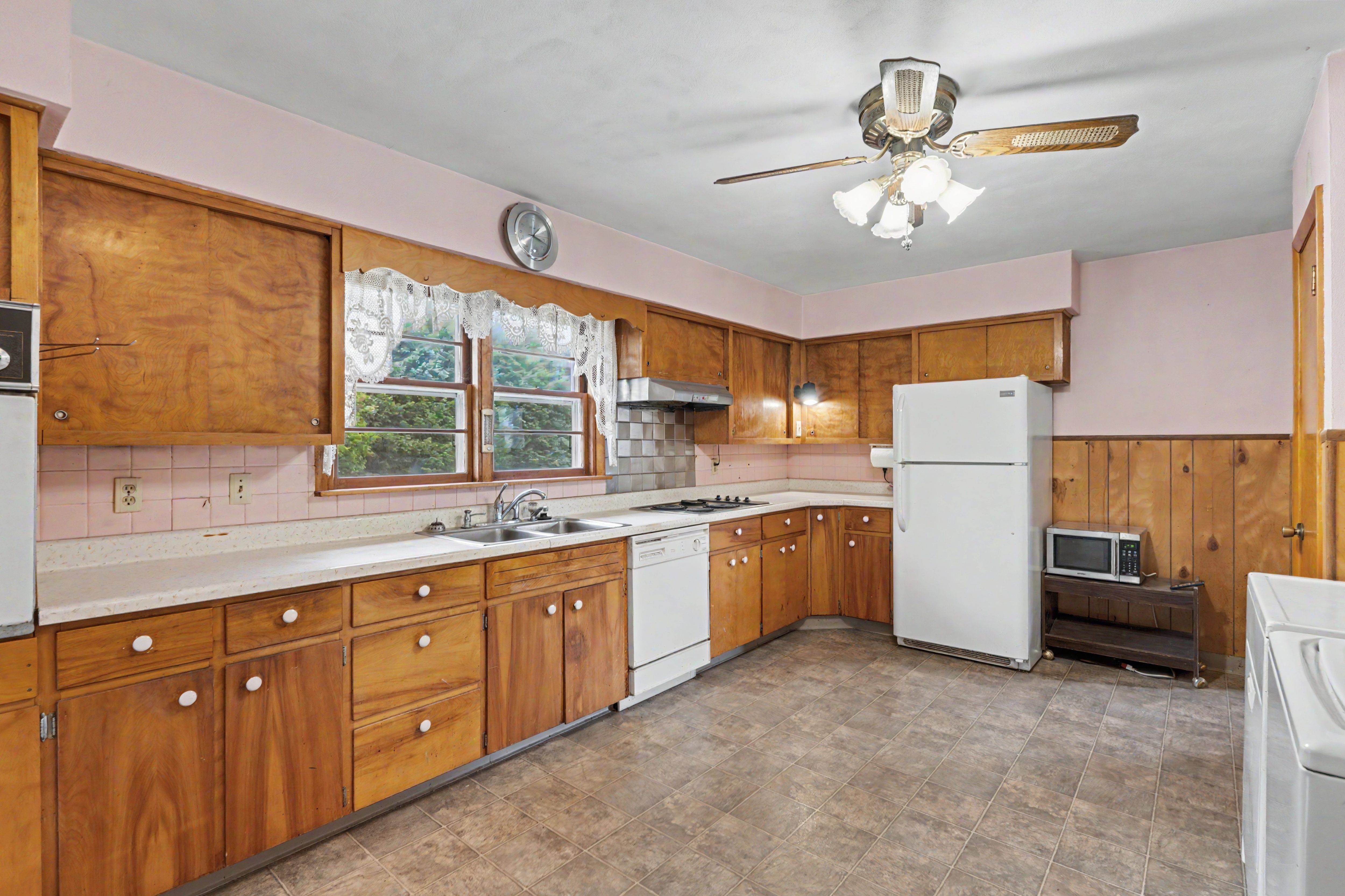 Listing Photo: 15-145_1740_Utopia_Ave-copy (3)